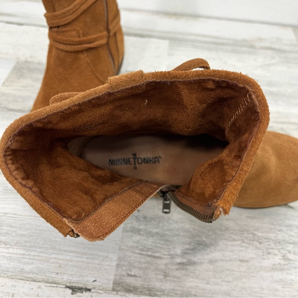 MinneTonka Women's Tan Suede Tassel Ankle Boots Side Zip - Picture 6 of 11